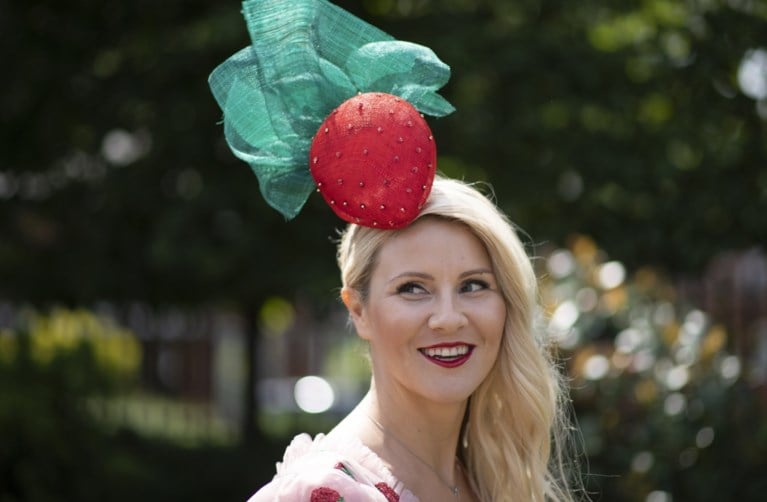 Gekke hoeden kijken op de Royal Ascot-paardenrace