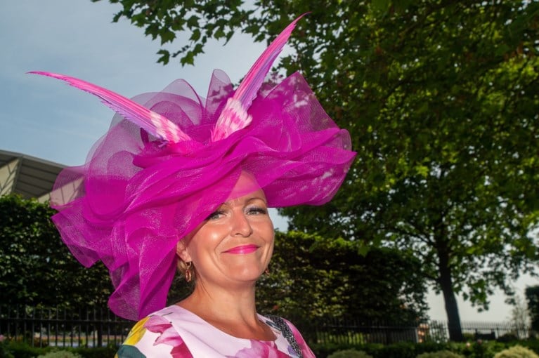 Gekke hoeden kijken op de Royal Ascot-paardenrace
