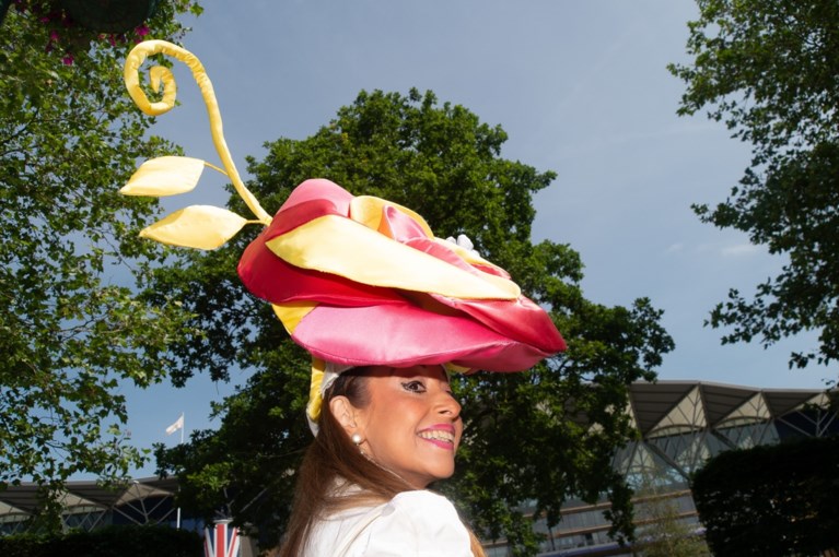 Gekke hoeden kijken op de Royal Ascot-paardenrace