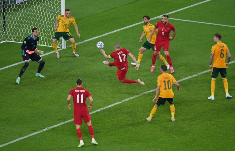 Sterke Gareth Bale wijst Wales ondanks gemiste penalty de weg naar eerste zege op EK, Turkije stelt opnieuw teleur