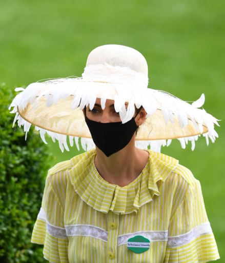 Gekke hoeden kijken op de Royal Ascot-paardenrace