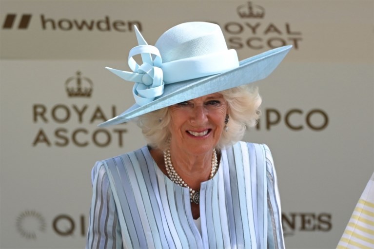 Gekke hoeden kijken op de Royal Ascot-paardenrace