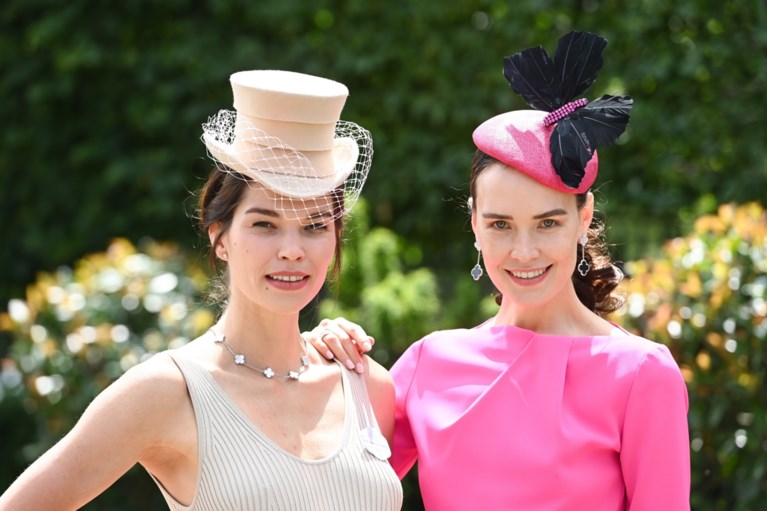 Gekke hoeden kijken op de Royal Ascot-paardenrace