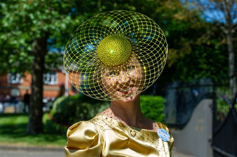 Gekke hoeden kijken op de Royal Ascot-paardenrace