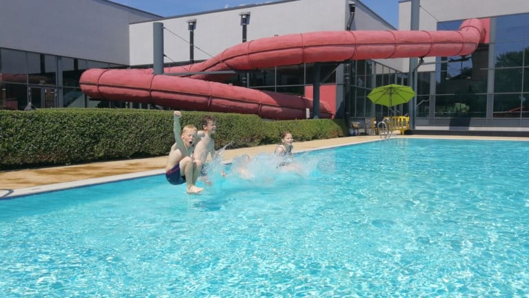 Verkoeling zoeken in het kille water