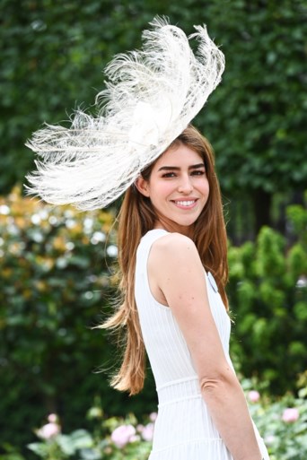 Gekke hoeden kijken op de Royal Ascot-paardenrace
