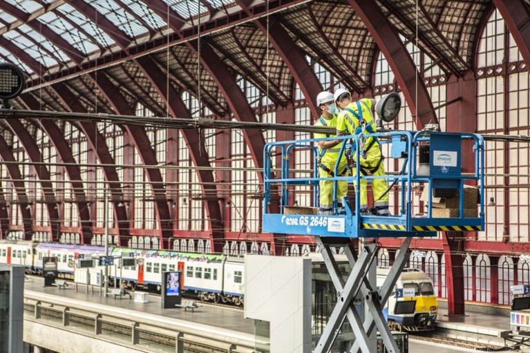 NMBS vervangt 15.000 lampen in Centraal Station, ook alpinisten worden ingezet