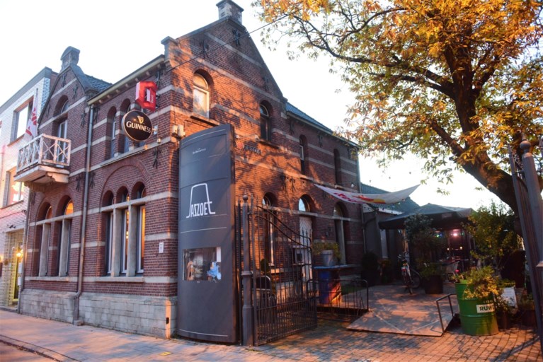 Legendarisch café Jazzoet houdt totale uitverkoop