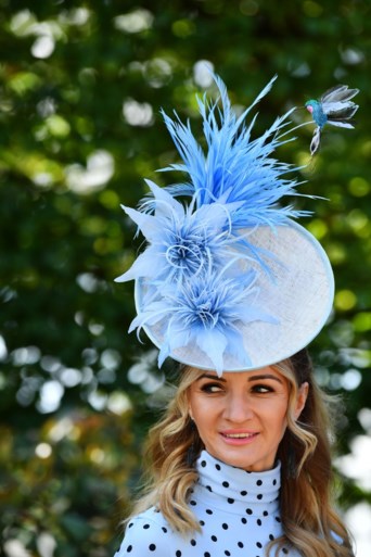Gekke hoeden kijken op de Royal Ascot-paardenrace
