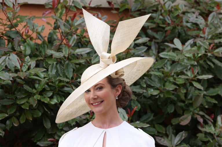 Gekke hoeden kijken op de Royal Ascot-paardenrace