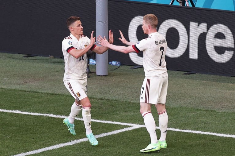 Fenomenale Kevin De Bruyne bezorgt België met goal en assist bij wederoptreden de zege tegen Denemarken