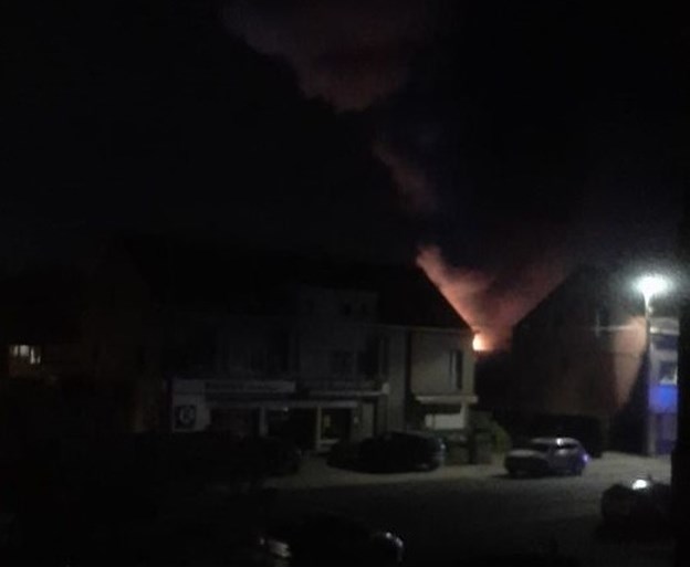 Hevige brand in schrijnwerkerij in Wondelgem: “Vuur pas na halfuur onder controle”