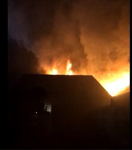 Hevige brand in schrijnwerkerij in Wondelgem: “Vuur pas na halfuur onder controle”