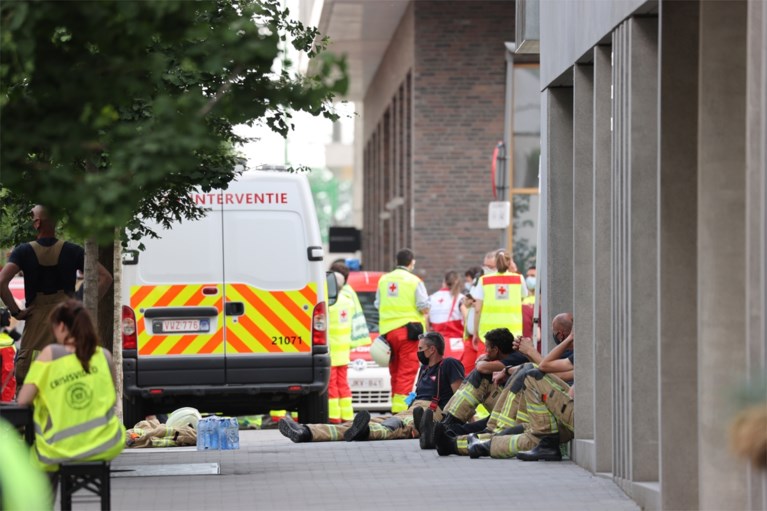 Instorting Antwerpse nieuwbouwschool: met belichting en kraanwerk gaat zoekactie naar vermisten ’s nachts verder