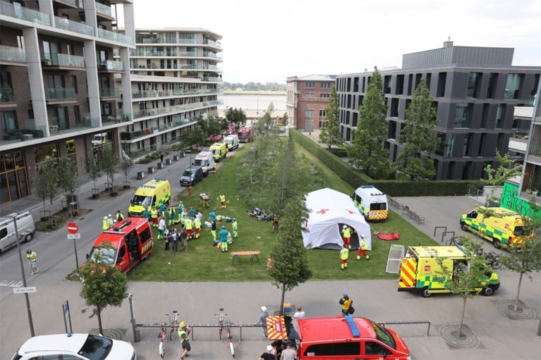 Instorting Antwerpse nieuwbouwschool: met belichting en kraanwerk gaat zoekactie naar vermisten ’s nachts verder