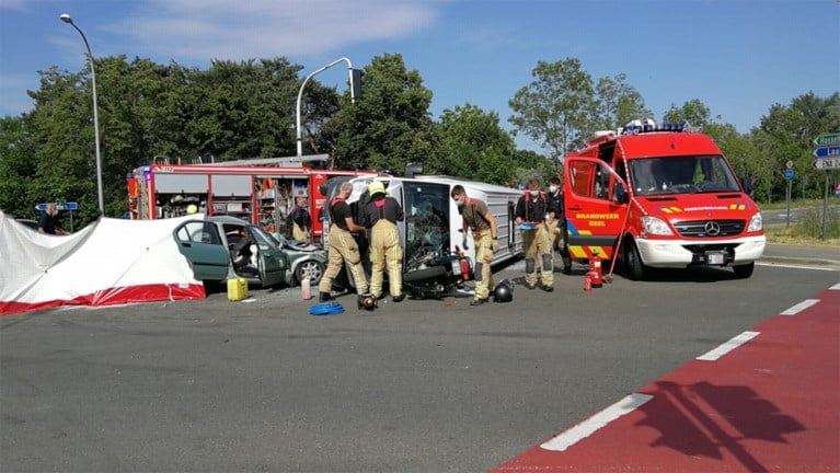 Bestuurster overleeft aanrijding met schoolbus niet, enkele kinderen gewond