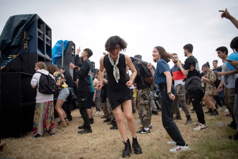 Illegale rave in Frankrijk eindigt in chaos: vijf mannen opgepakt, jongeman verliest hand