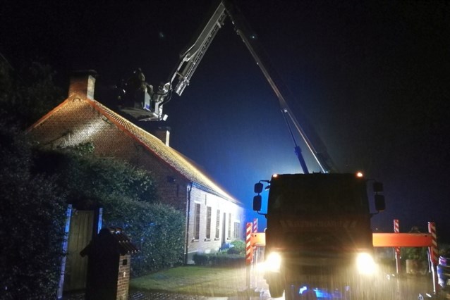 Noodweer veroorzaakt dakbrandje (Laakdal) - Het Nieuwsblad