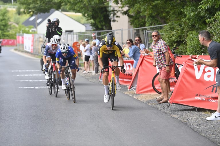 Wout van Aert wint Belgisch kampioenschap wielrennen na bloedstollende finale, Edward Theuns komt net tekort