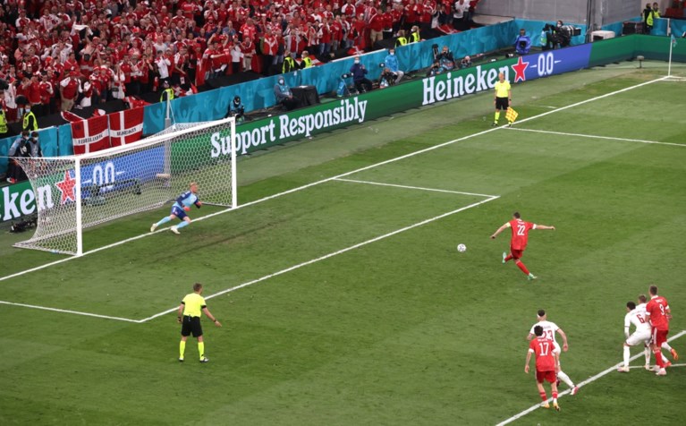 Denemarken veegt de vloer aan met Rusland en kwalificeert zich voor de tweede ronde