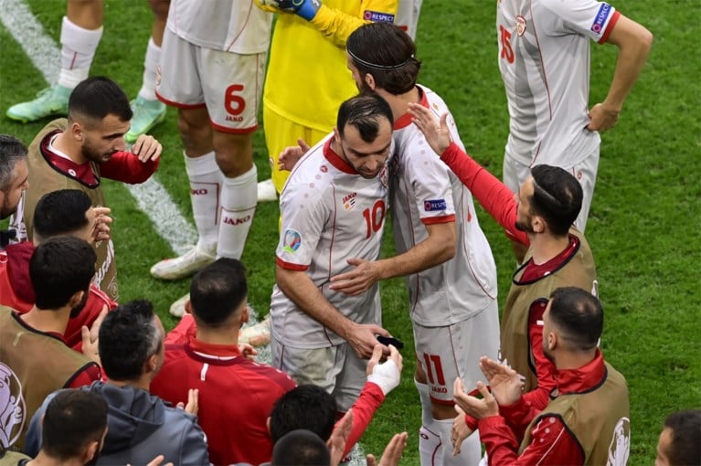 Mooi gebaar: afscheidnemende Pandev krijgt voor aftrap tegen Nederland speciaal shirt