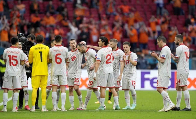 Mooi gebaar: afscheidnemende Pandev krijgt voor aftrap tegen Nederland speciaal shirt