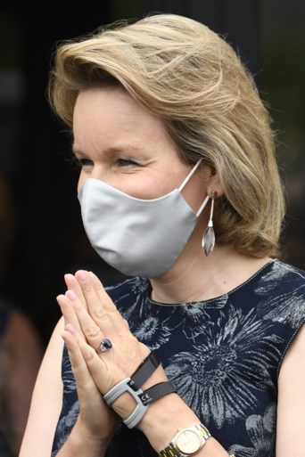 Wat is er aan de hand met de hand van koningin Mathilde?