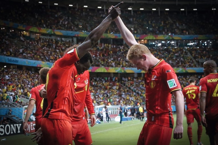 Ze gaan er opnieuw de wereld mee rond, maar waar komt de iconische handshake tussen Romelu Lukaku en Kevin De Bruyne vandaan?
