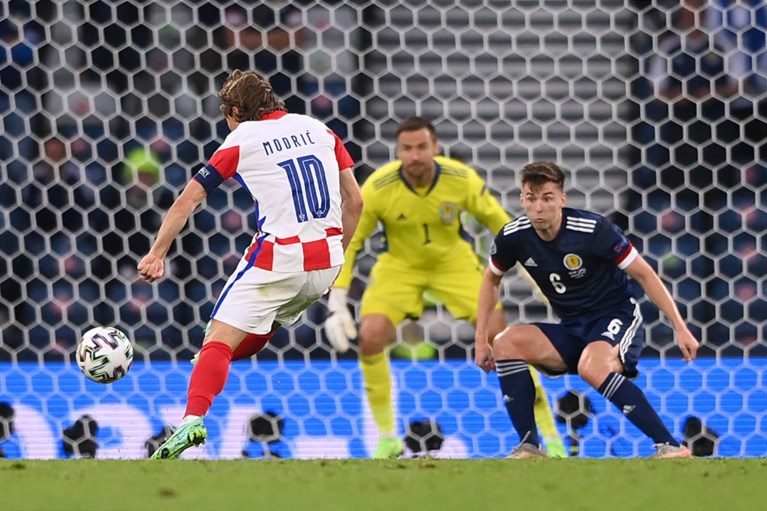 Luka Modric leidt Kroatië met heerlijke goal naar de achtste finale na winst tegen Schotland