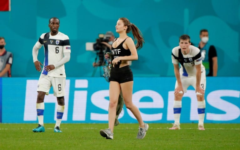 Dit mocht je niet zien op tv: vrouw loopt in sexy outfit het veld op tijdens wedstrijd Rode Duivels