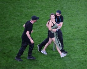 Dit mocht je niet zien op tv: vrouw loopt in sexy outfit het veld op tijdens wedstrijd Rode Duivels