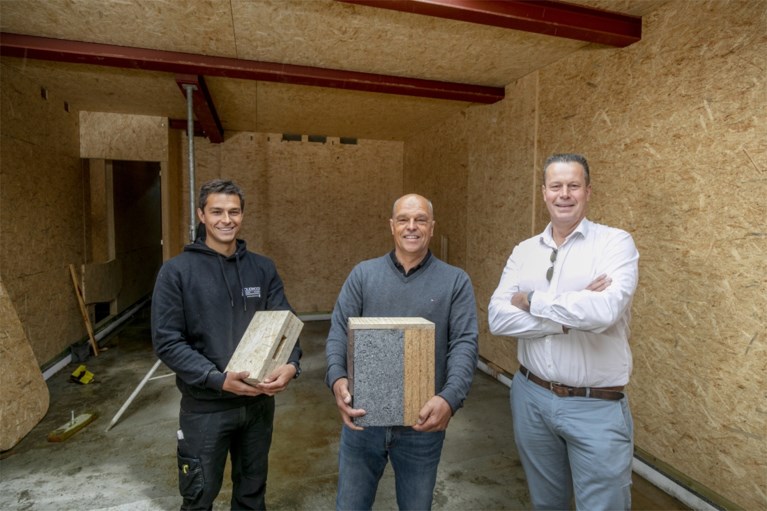 Traditioneel bouwbedrijf gaat nu ook ecologische huizen van geperste houtsnippers zetten