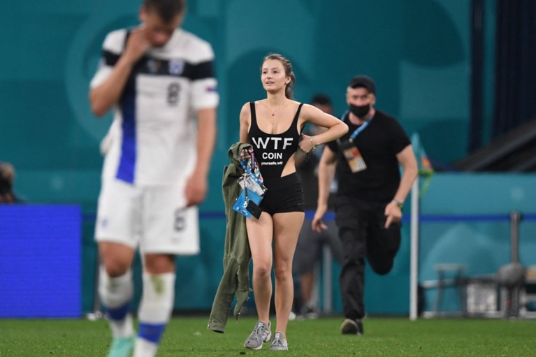 Dit mocht je niet zien op tv: vrouw loopt in sexy outfit het veld op tijdens wedstrijd Rode Duivels