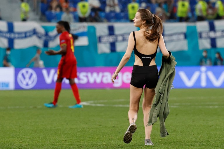 Dit mocht je niet zien op tv: vrouw loopt in sexy outfit het veld op tijdens wedstrijd Rode Duivels