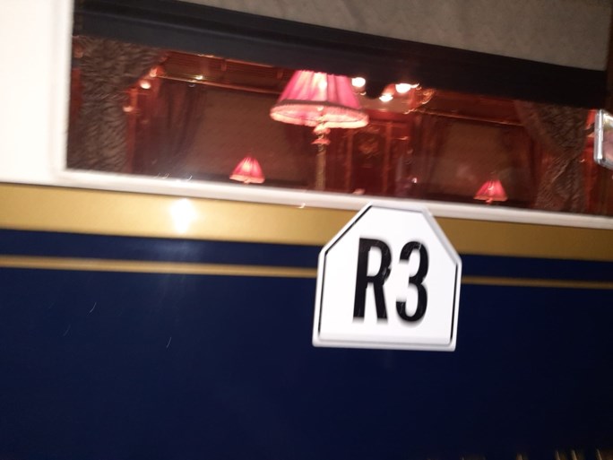 Orient Express stopt even in Essen: liefhebbers wachten urenlang om beroemde trein te zien