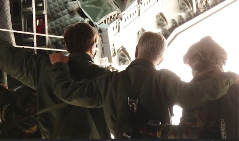 Koning Filip en prins Gabriël de lucht in met nieuw militair transportvliegtuig A400M