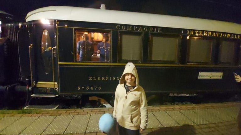 Orient Express stopt even in Essen: liefhebbers wachten urenlang om beroemde trein te zien