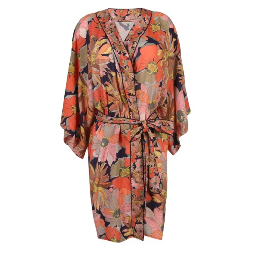 De cover-up met de kimono: zo verstop je je swimwear in stijl