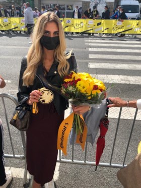 Tim Merlier geeft de bloemen aan Cameron: "Winnen in de ...