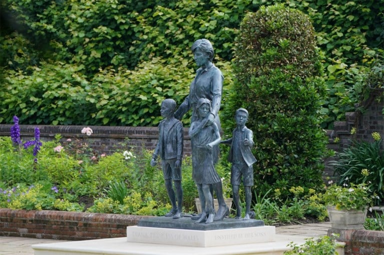 Niet Harry en William, maar wel dríé kinderen bij pas onthulde standbeeld Diana: hierop is het geïnspireerd
