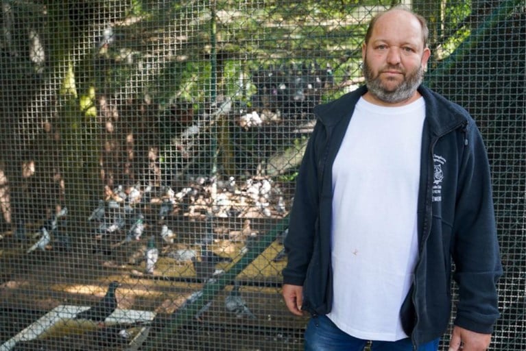 Ziek, gewond of dood: politie neemt in Lozen 425 dieren in beslag