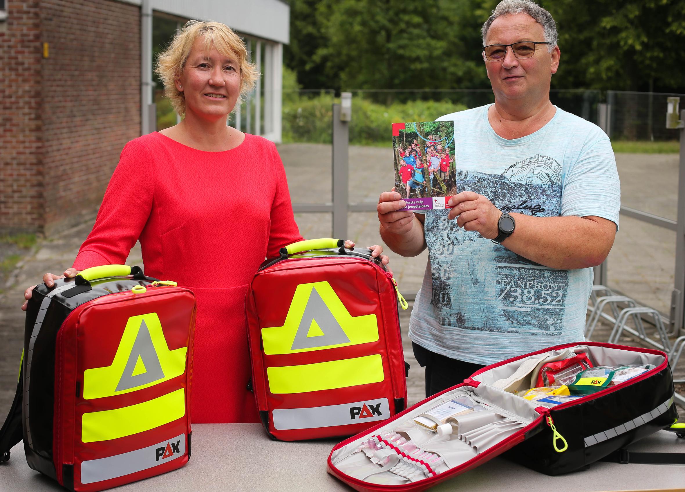 Rode Kruis stelt EHBO-rugzakken ter aan verenigingen Het Nieuwsblad Mobile
