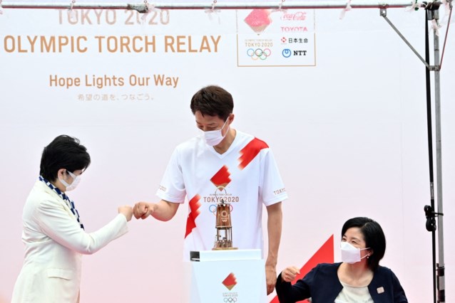 Olympische vlam in Tokio aangekomen tijdens ceremonie ...