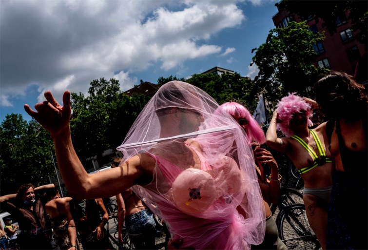 Donne in topless nella campagna di Berlino per il diritto al seno nudo