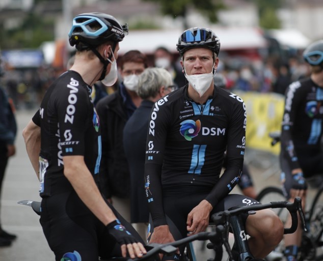 Zo groot was de chaos in de Tour: beelden van in het peloton tonen hectiek na massale valpartij aan 65 km/u