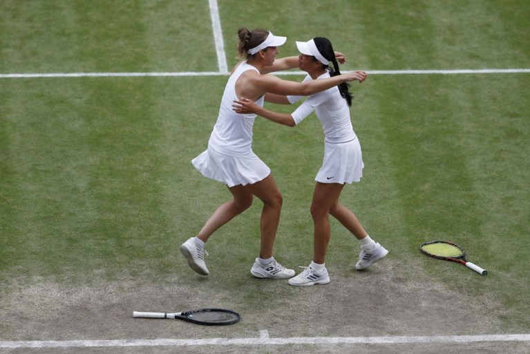 Wat een comeback! Elise Mertens en partner winnen dubbelspel Wimbledon na spektakelstuk