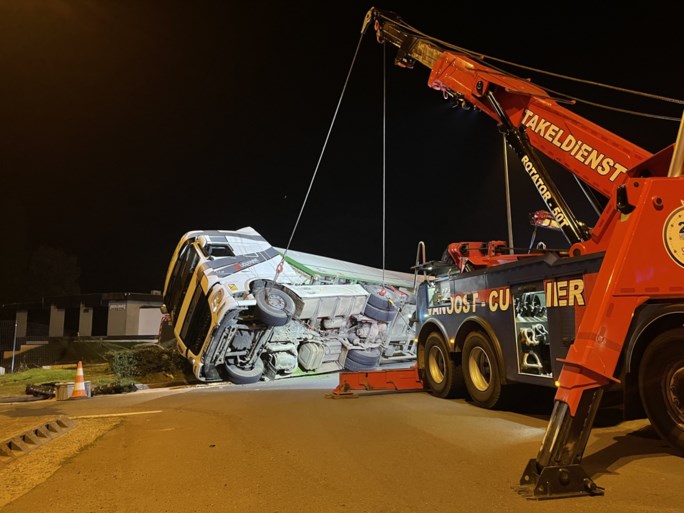 Dertig ton erwten belandt op de weg nadat vrachtwagen kantelt bij rotonde: “Als dit overdag gebeurd was...”