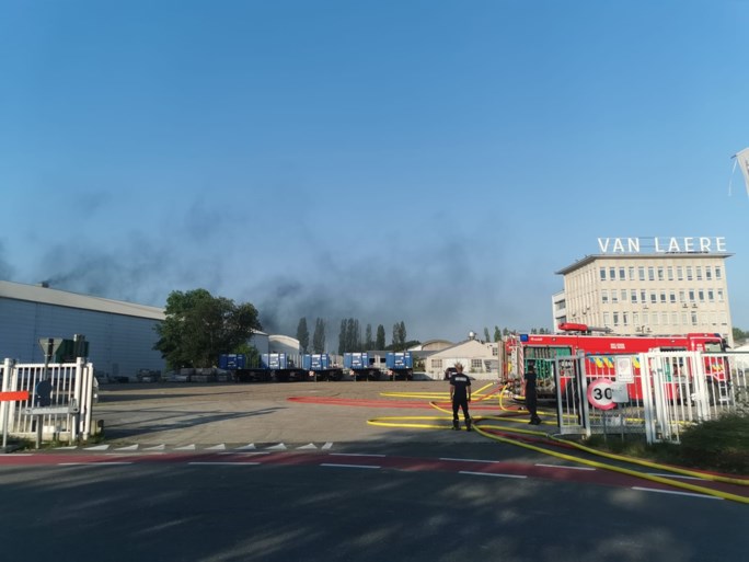 Brand in bouwbedrijf naast E17, zwarte rookpluim van ver zichtbaar