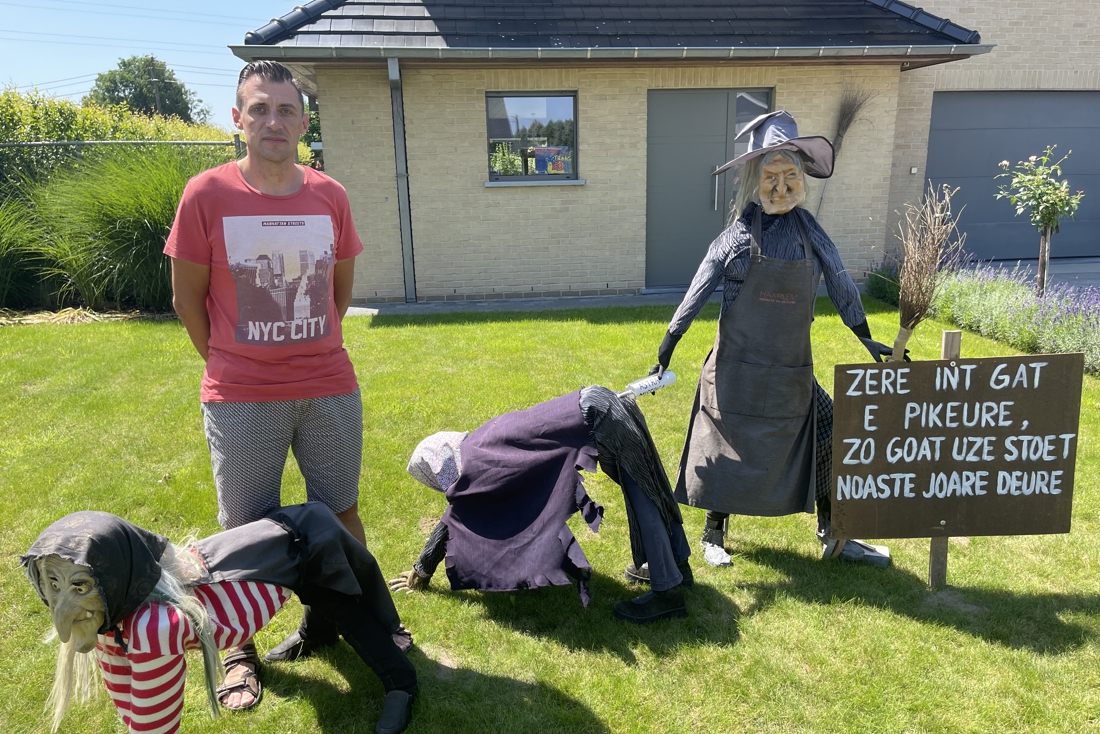 These villagers use corona for a playful witch tableau… (Zonnebeke)