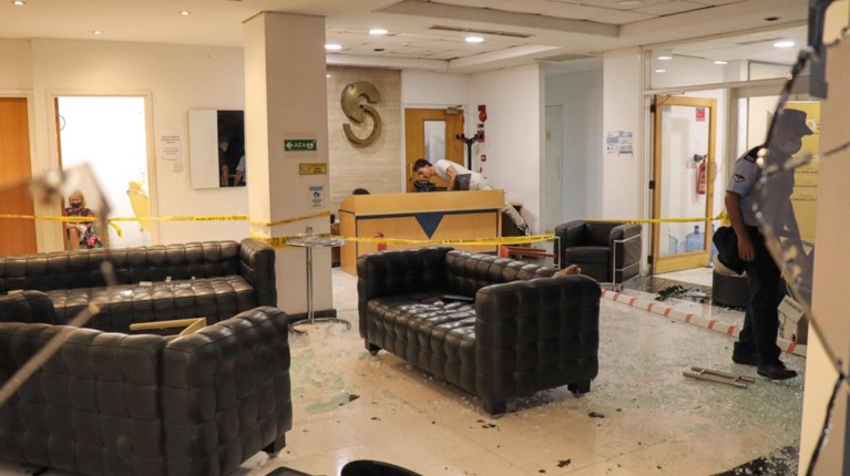 Protest tegen coronamaatregelen in Cyprus, televisiezender aangevallen